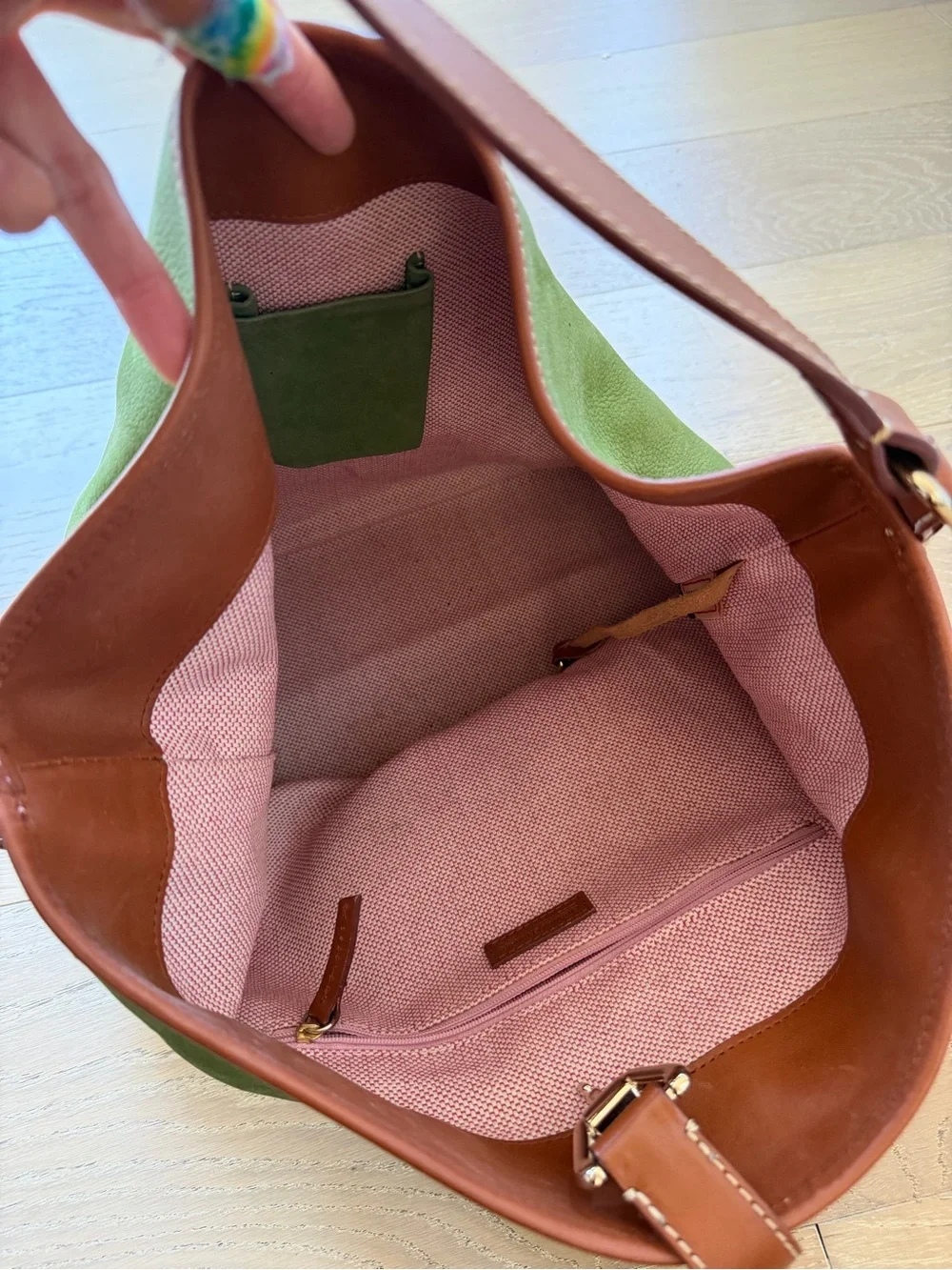 Vintage Dooney & Bourke Green Leather Shoulder Bag w/ Brown Trim and Gold Charm - Picture 12 of 13
